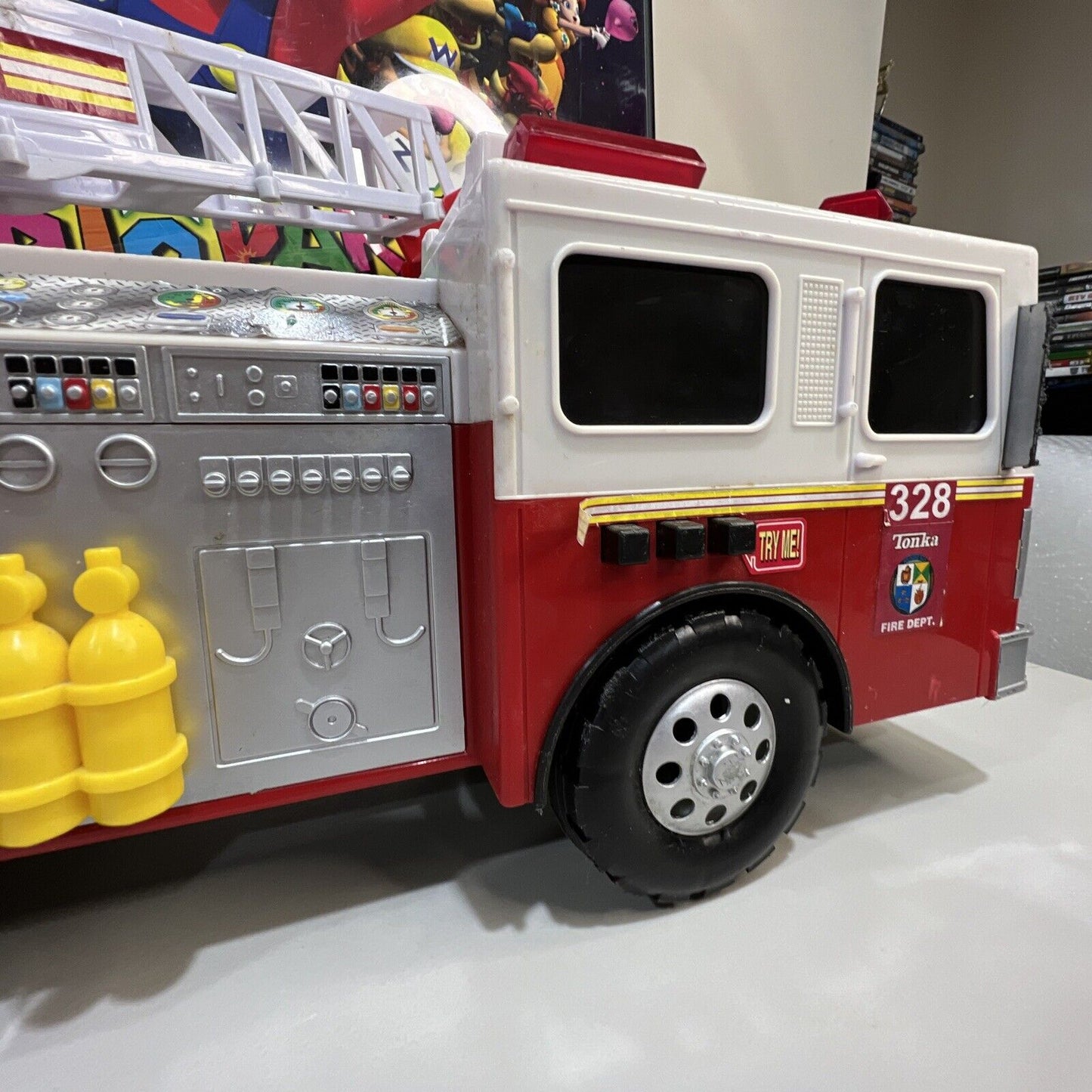 2009 TONKA FIRETRUCK 328 HSABRO WITH WORKING LIGHTS AND SOUNDS ROTATING LADDER