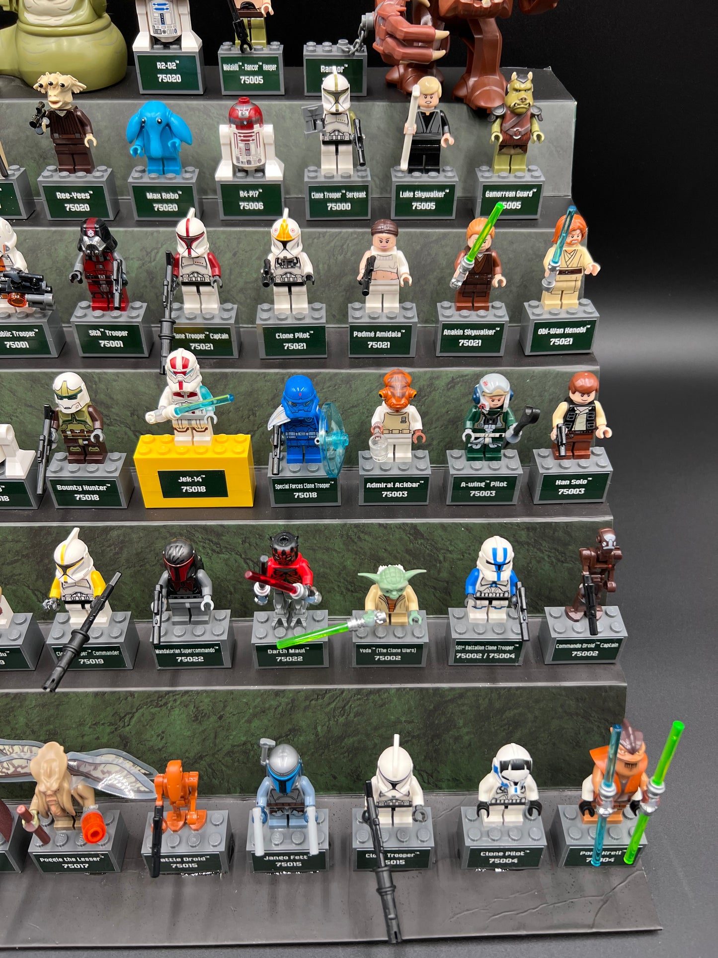 LEGO Star Wars Toys R Us Minifigure Half Display "The Yoda Chronicles"