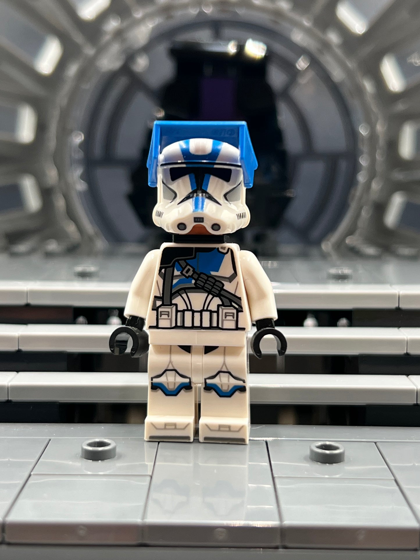Clone Trooper Officer, 501st Legion (Phase 2) - White Arms, Blue Rangefinder, Nougat Head, Helmet with Holes Item No: sw1246 LEGO Star Wars Minifigure Set 75345