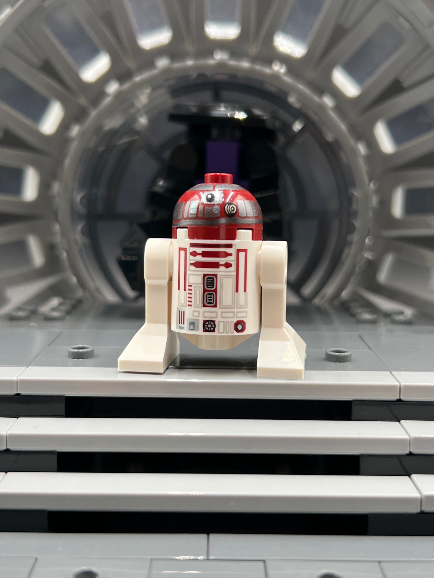 Astromech Droid, R4-P17 - Silver Band Around Dome, Dark Bluish Gray Rectangles Item No: sw1221 Star Wars LEGO Set 75333
