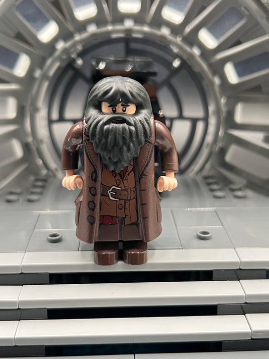 LEGO Harry Potter Rubeus Hagrid - Dark Brown Topcoat with Buttons (Light Nougat Version with Movable Hands) Item No: hp111 Set 4738