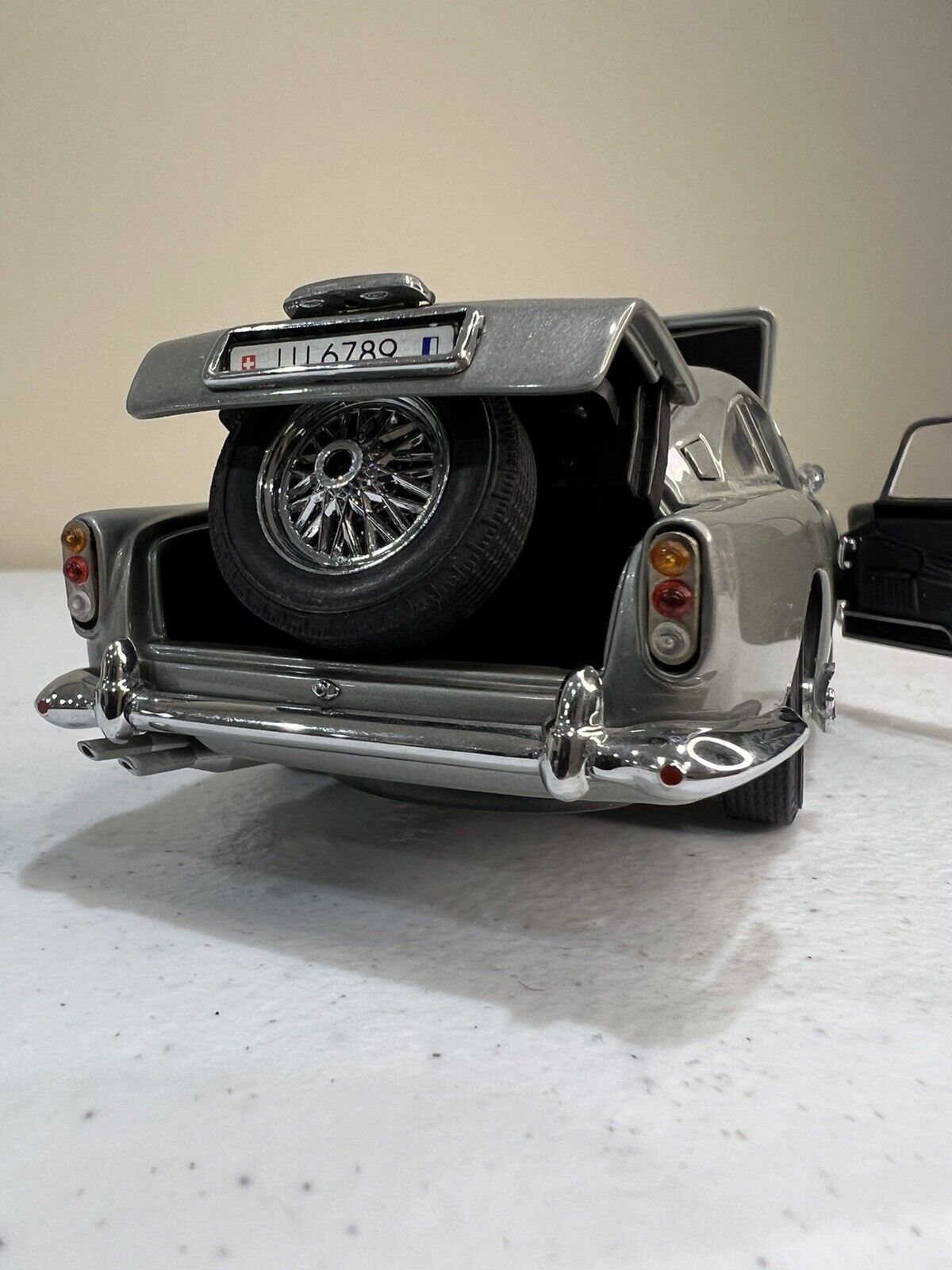 IN BOX Danbury Mint 1964 Aston Martin DB5 Saloon "JAMES BOND 007" 1:24 Car
