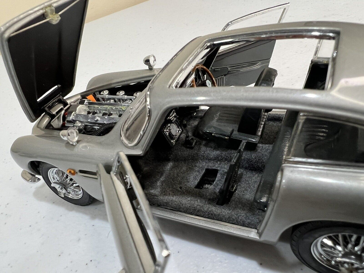 IN BOX Danbury Mint 1964 Aston Martin DB5 Saloon "JAMES BOND 007" 1:24 Car