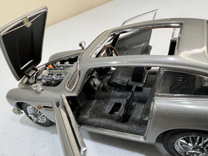 IN BOX Danbury Mint 1964 Aston Martin DB5 Saloon "JAMES BOND 007" 1:24 Car