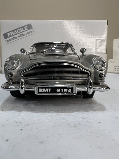 IN BOX Danbury Mint 1964 Aston Martin DB5 Saloon "JAMES BOND 007" 1:24 Car