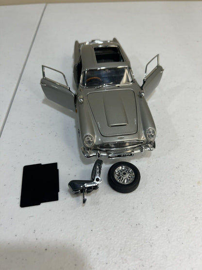 IN BOX Danbury Mint 1964 Aston Martin DB5 Saloon "JAMES BOND 007" 1:24 Car