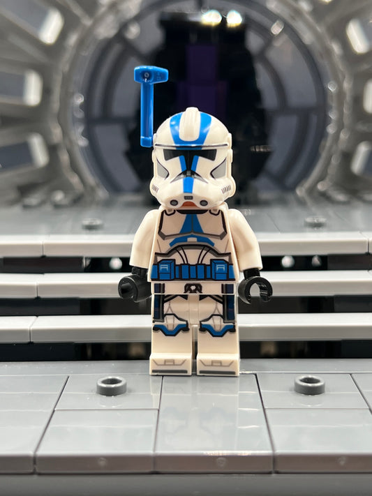 Clone Trooper Specialist, 501st Legion (Phase 2) - Blue Arms, Macrobinoculars, Nougat Head, Helmet with Holes Item No: sw1248 LEGO Star Wars Minifigure Set 75288