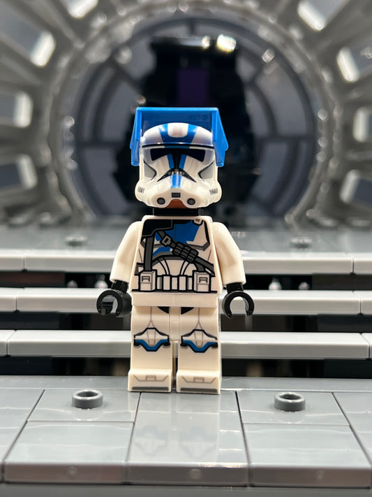 Clone Heavy Trooper, 501st Legion (Phase 2) - White Arms, Blue Visor, Backpack, Nougat Head, Helmet with Holes Item No: sw1247 LEGO Star Wars Minifigure Set 75345